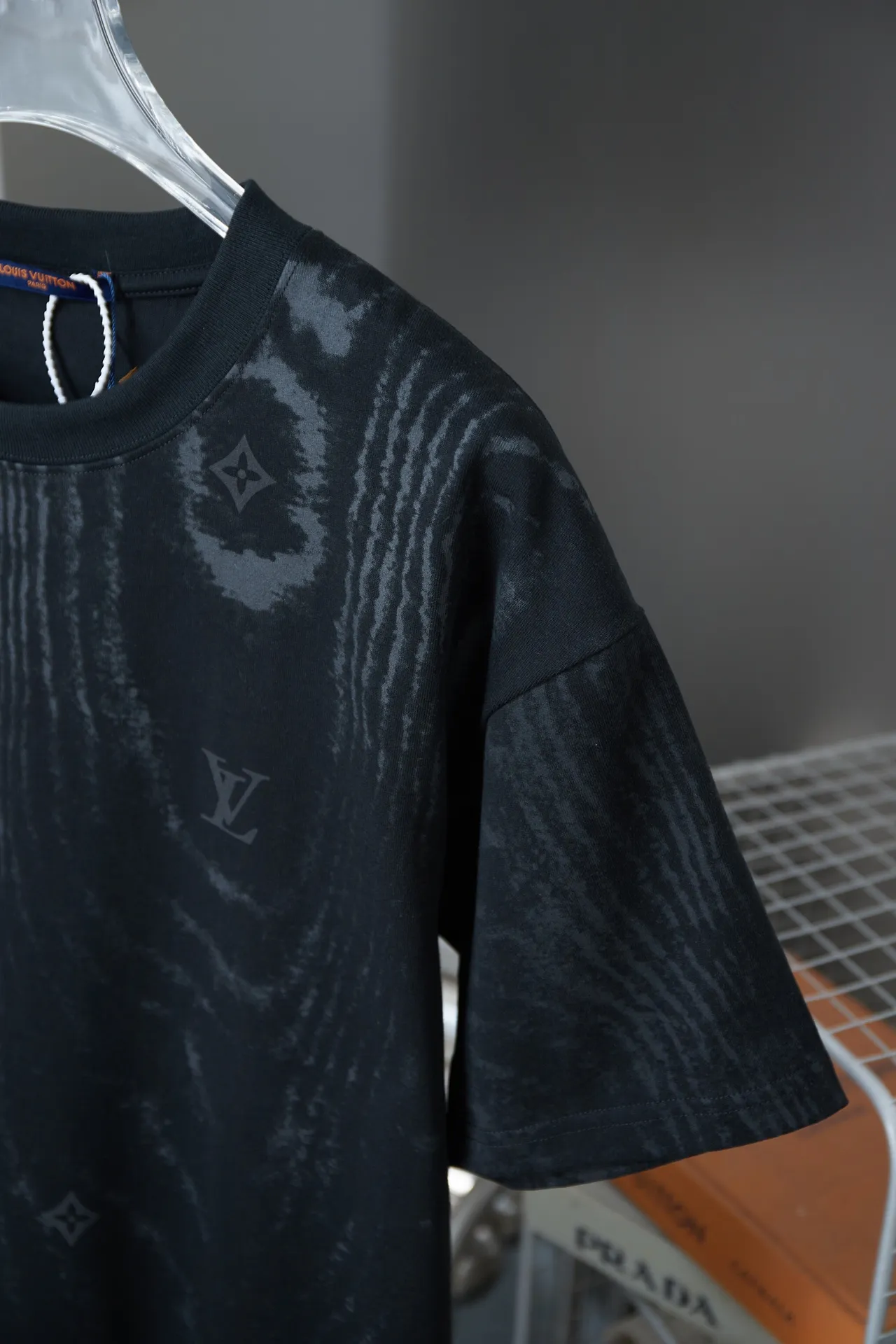 🅿️180 Louis LV 25ss new early spring short-sleeved corrugated texture LV printed foam short-sleeved light luxury essential item for daily commuting for men and women Correct version Welcome to compare Detailed features · 320g 100% cotton double yarn jersey fabric · Fabric digitally printed ripple texture . Positioning laser cutting . Cut-out printed foam LV letters · Double-needle stitching and cross-stitching technology · Original main mark, washed tag, brand moisture-proof paper packaging Color: Black Size: S/M/L/XL